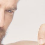 ヒゲを剃る男性