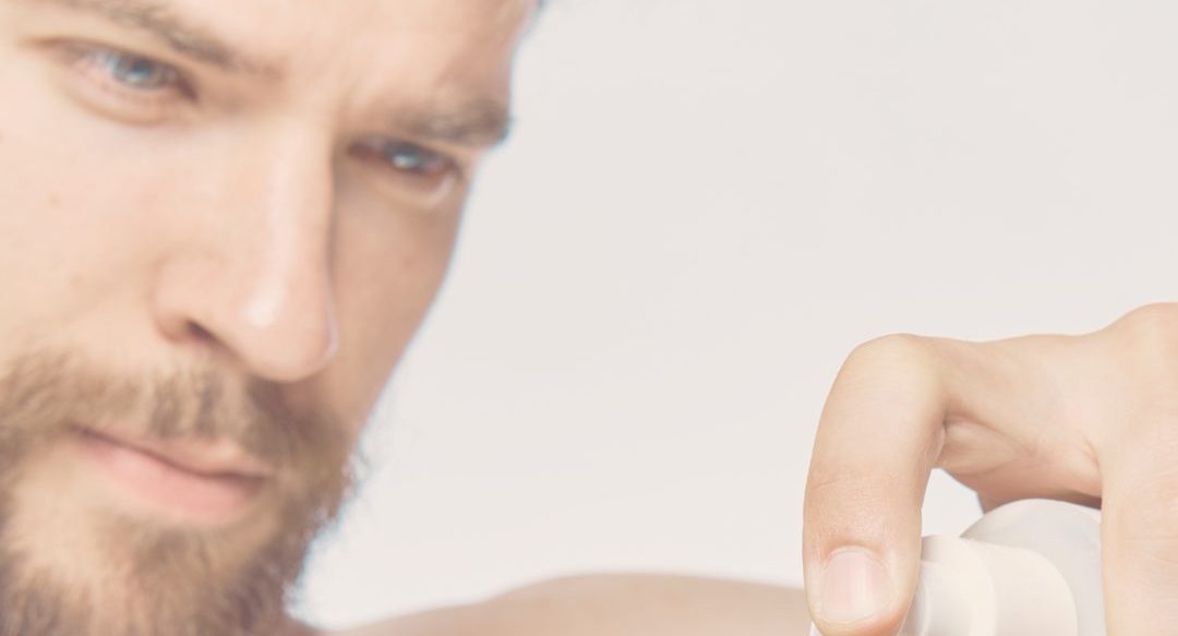 ヒゲを剃る男性