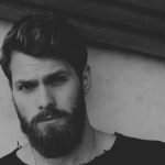 ひげが生えた男性