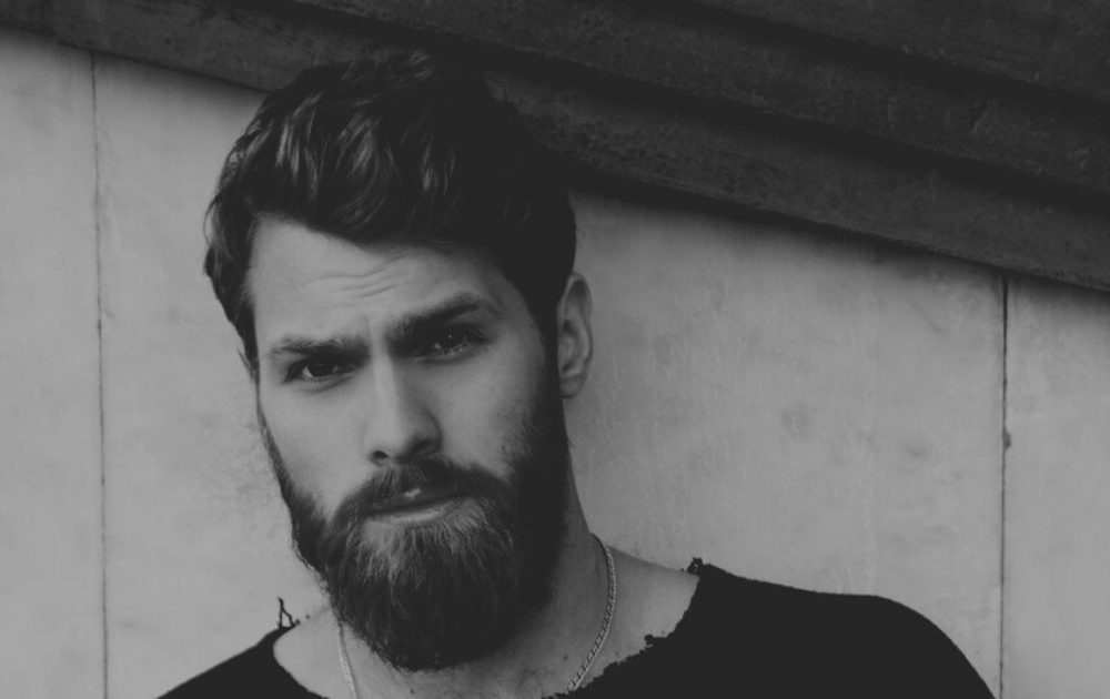 ひげが生えた男性